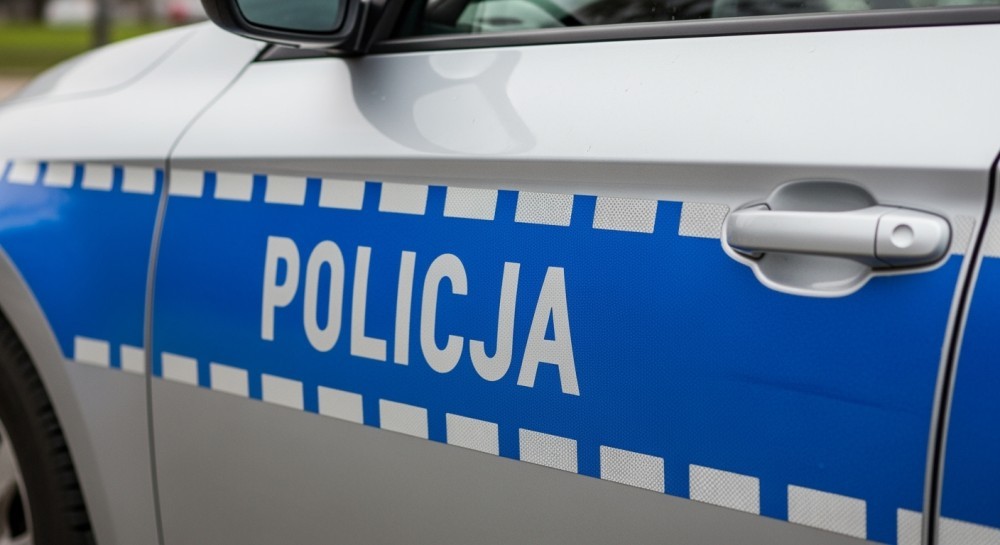 Mężczyzna z Sulejowa zdemolował barierki na wale Pilicy – policja szybko zareagowała!