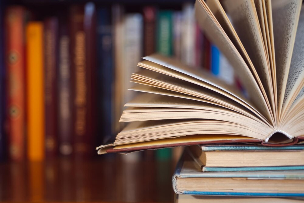 Kulturalny Tydzień w Łódzkiej Bibliotece: Sztuka, Historia i Dyskusje