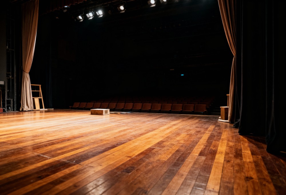 Teatralna podróż do „Żabek Małych” – premiera spektaklu „NIE MA” zachwyciła publiczność!