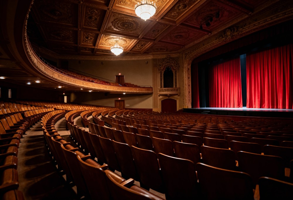 Bilety za złotówkę do Teatru Jaracza – Kultura w zasięgu ręki!